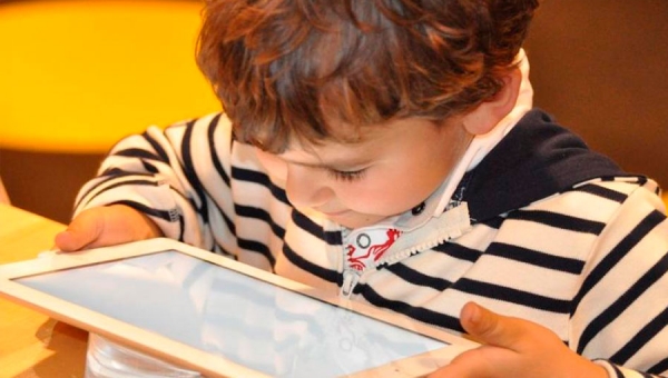 Por qué los infantes no deben ver pantallas de tabletas, celulares o computadoras a temprana edad 